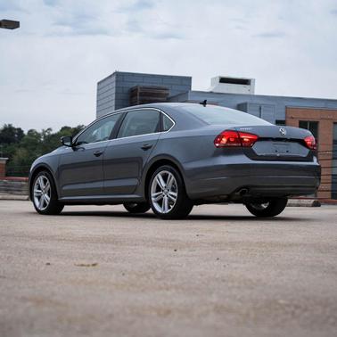 2014 Volkswagen Passat 1.8T Auto SE w/Sunroof & Nav
