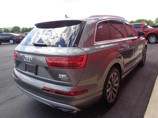 Graphite Gray Metallic 2018 Audi Q7 2.0T Premium Plus