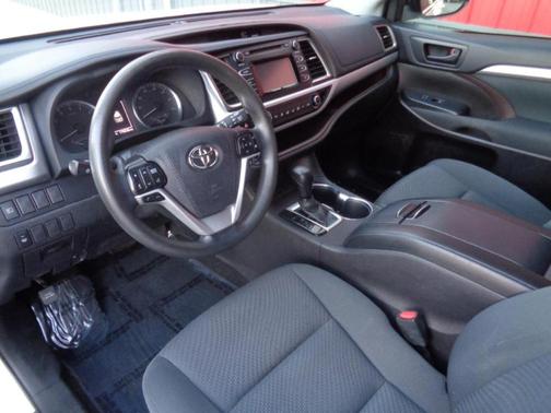 White 2019 Toyota Highlander LE