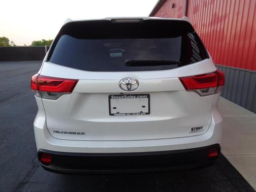 White 2019 Toyota Highlander LE
