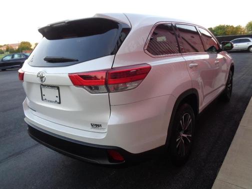 White 2019 Toyota Highlander LE