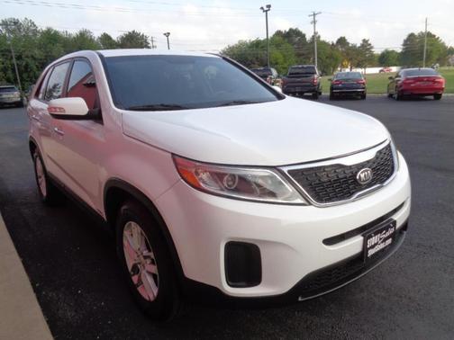 White 2014 Kia Sorento LX