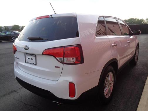 White 2014 Kia Sorento LX