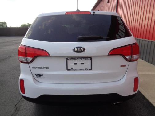 White 2014 Kia Sorento LX