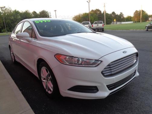 White 2014 Ford Fusion SE
