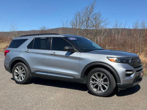 Iconic Silver Metallic 2022 Ford Explorer XLT