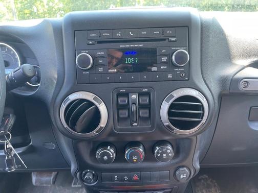 Photo 3 of 3 of 2016 Jeep Wrangler Unlimited Sport