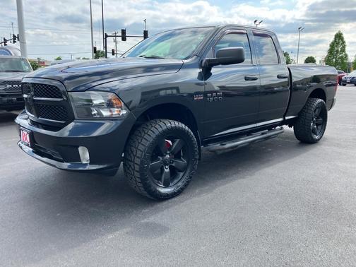 Brilliant Black Crystal Pearlcoat 2018 RAM 1500 Express
