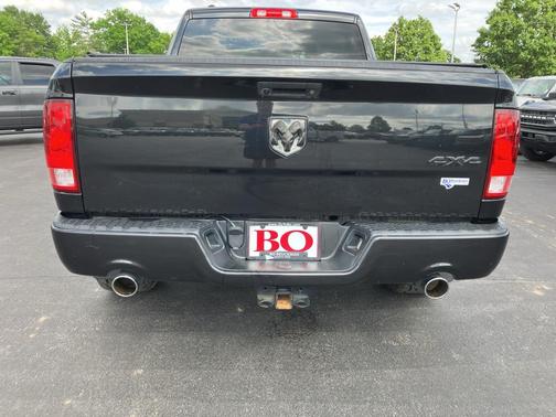 Brilliant Black Crystal Pearlcoat 2018 RAM 1500 Express