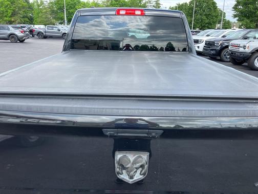 Brilliant Black Crystal Pearlcoat 2018 RAM 1500 Express