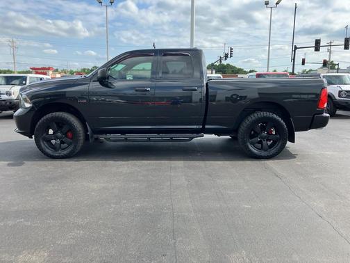 Brilliant Black Crystal Pearlcoat 2018 RAM 1500 Express