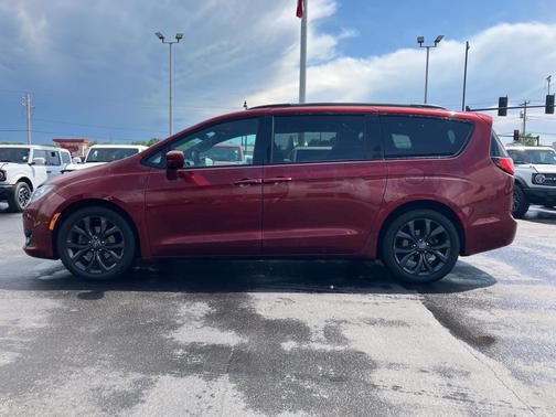 Velvet Red Pearlcoat 2019 Chrysler Pacifica Touring L