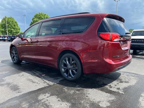 Velvet Red Pearlcoat 2019 Chrysler Pacifica Touring L