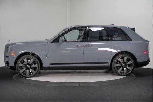 Burnout Gray 2022 Rolls-Royce Cullinan