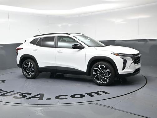 Summit White 2026 Chevrolet Trax FWD 2RS
