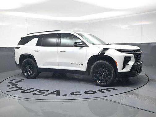 Iridescent Pearl Tricoat 2025 Chevrolet Traverse RS