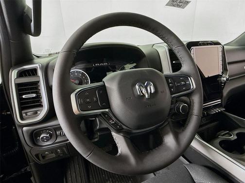 Diamond Black Crystal Pearl-Coat Exterior Paint 2026 RAM 1500 Big Horn/Lone Star