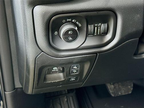 Diamond Black Crystal Pearl-Coat Exterior Paint 2026 RAM 1500 Big Horn/Lone Star