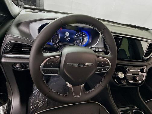 Diamond Black Crystal Pearl-Coat Exterior Paint 2026 Chrysler Pacifica Limited