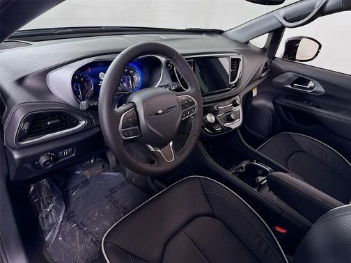 Diamond Black Crystal Pearl-Coat Exterior Paint 2026 Chrysler Pacifica Limited