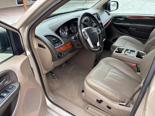 2016 Chrysler Town & Country Touring-L