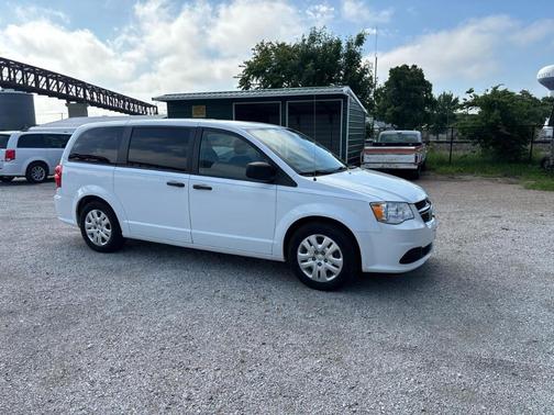 White 2019 Dodge Grand Caravan SE