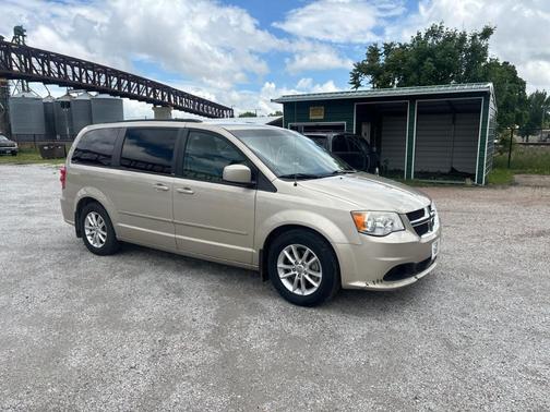Beige 2014 Dodge Grand Caravan SXT
