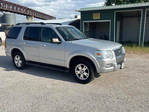 Silver 2009 Ford Explorer XLT