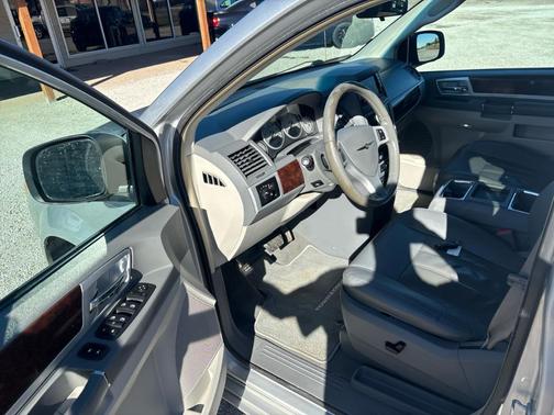 2010 Chrysler Town & Country Touring