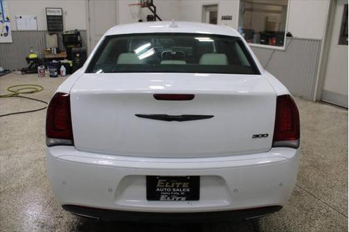 2022 Chrysler 300 Touring