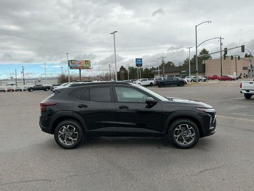Mosaic Black Metallic 2026 Chevrolet Trax LT