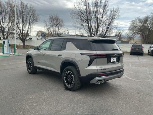 Sandstone Gray 2026 Chevrolet Traverse AWD Z71