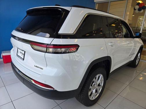 Bright White Clearcoat 2023 Jeep Grand Cherokee Limited