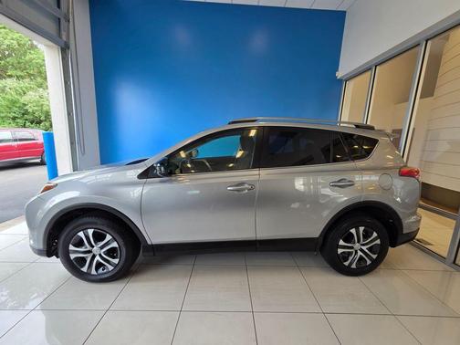 Silver Sky Metallic 2018 Toyota RAV4 LE