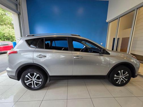 Silver Sky Metallic 2018 Toyota RAV4 LE