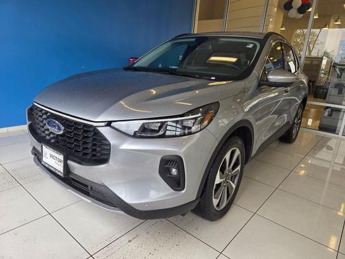 Iconic Silver Metallic 2024 Ford Escape Platinum
