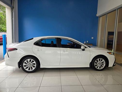 White 2023 Toyota Camry SE
