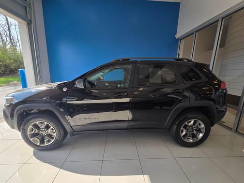 Diamond Black 2019 Jeep Cherokee Trailhawk