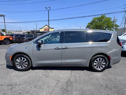 Ceramic Gray Clearcoat 2023 Chrysler Pacifica Hybrid Touring L