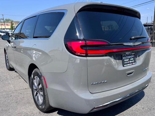 Ceramic Gray Clearcoat 2023 Chrysler Pacifica Hybrid Touring L