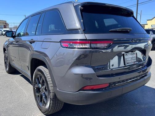 Metallic 2024 Jeep Grand Cherokee Laredo