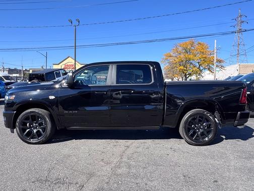 Diamond Black Crystal Pearlcoat 2026 RAM 1500 Laramie