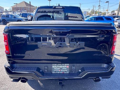Diamond Black Crystal Pearlcoat 2026 RAM 1500 Laramie