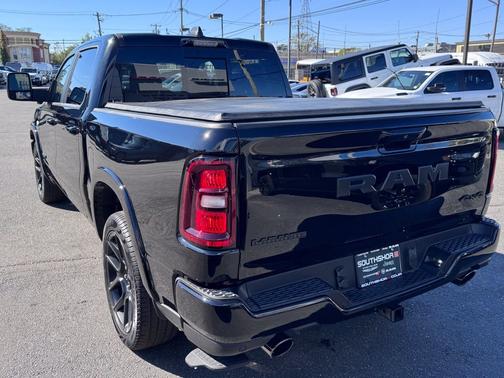 Diamond Black Crystal Pearlcoat 2026 RAM 1500 Laramie