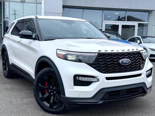 White Metallic 2022 Ford Explorer ST
