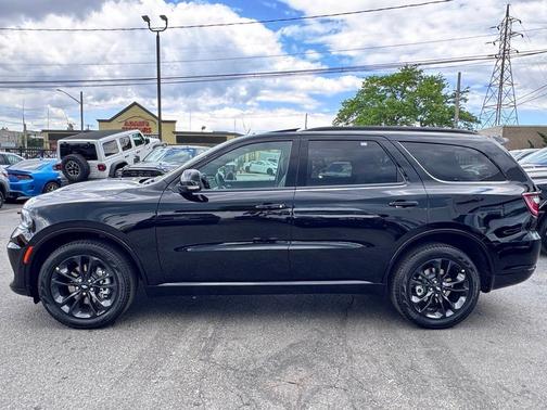 DB Black Crystal Clearcoat 2026 Dodge Durango GT