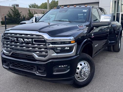 Diamond Black Crystal Pearlcoat 2026 RAM 3500 Limited