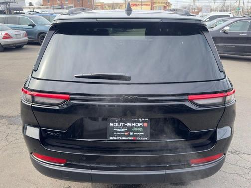Diamond Black 2025 Jeep Grand Cherokee Laredo