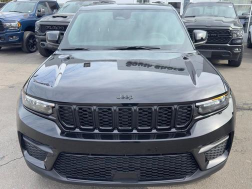 Diamond Black 2025 Jeep Grand Cherokee Laredo