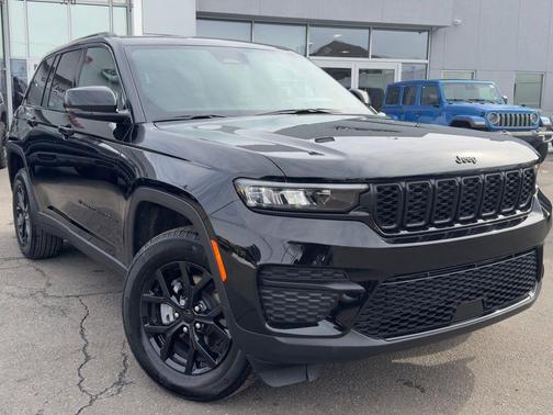 Diamond Black 2025 Jeep Grand Cherokee Laredo